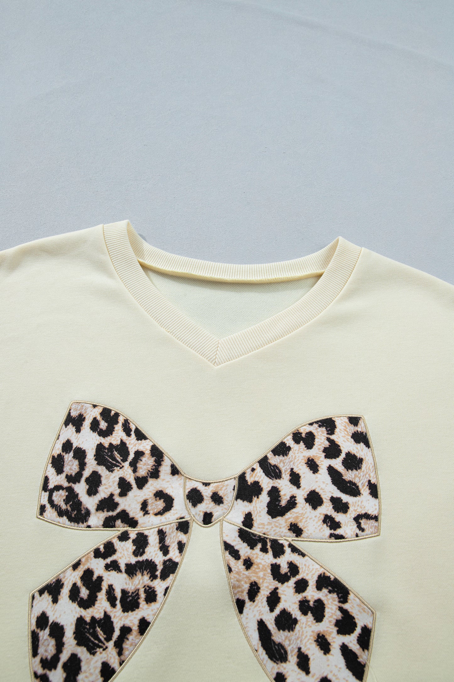 White Contrast Leopard Bow Patched V Neck Loose Tee Drawstring Shorts 2pcs Outfit