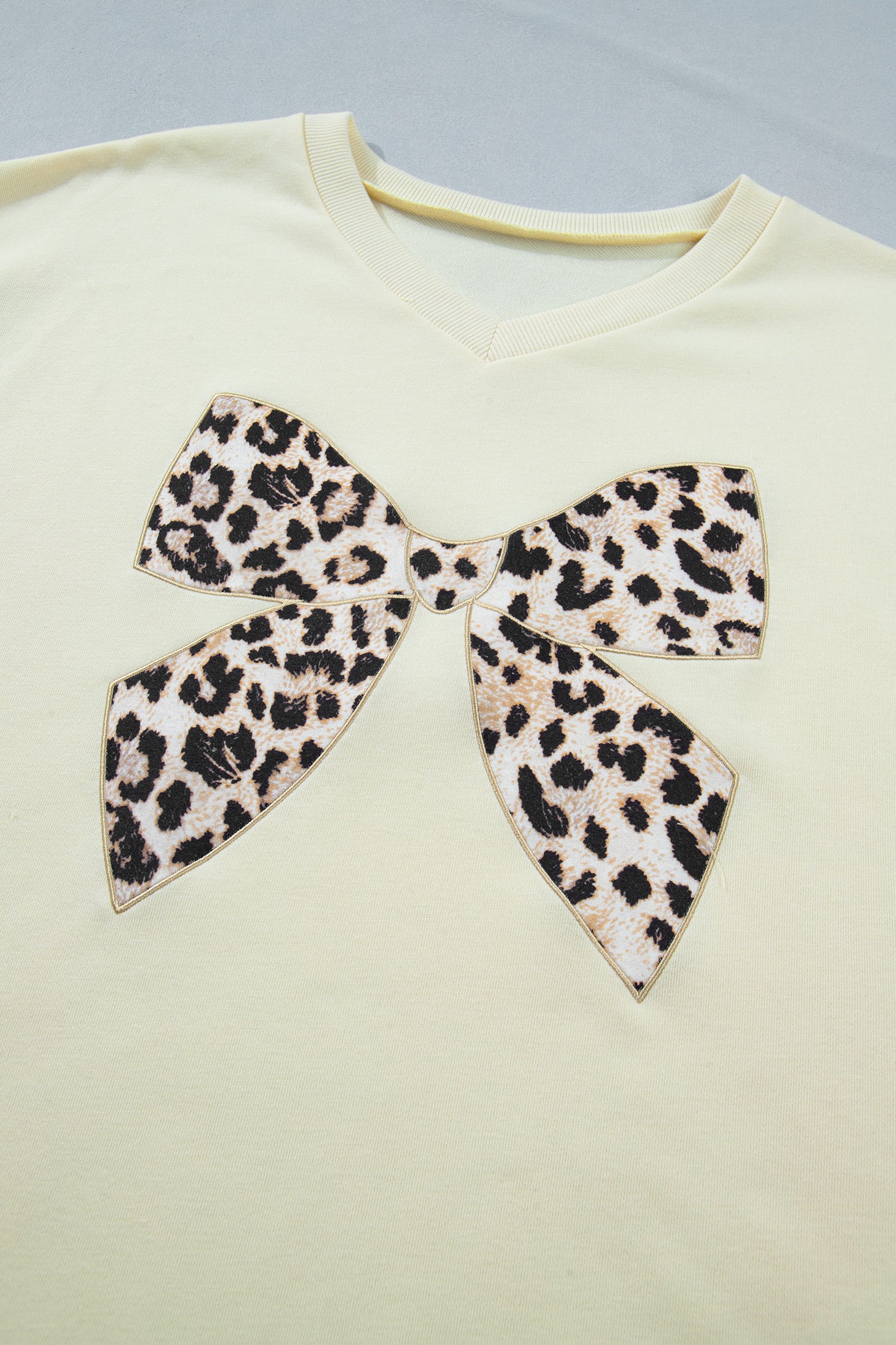 White Contrast Leopard Bow Patched V Neck Loose Tee Drawstring Shorts 2pcs Outfit
